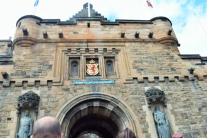 2 Scottish statues of Robert the Bruce and William Wallace in the entry of Edinburgh castle