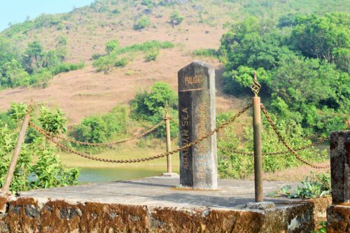 Monument made of concrete which mentions Arabian Sea and Bay of Bengal in the Ridge